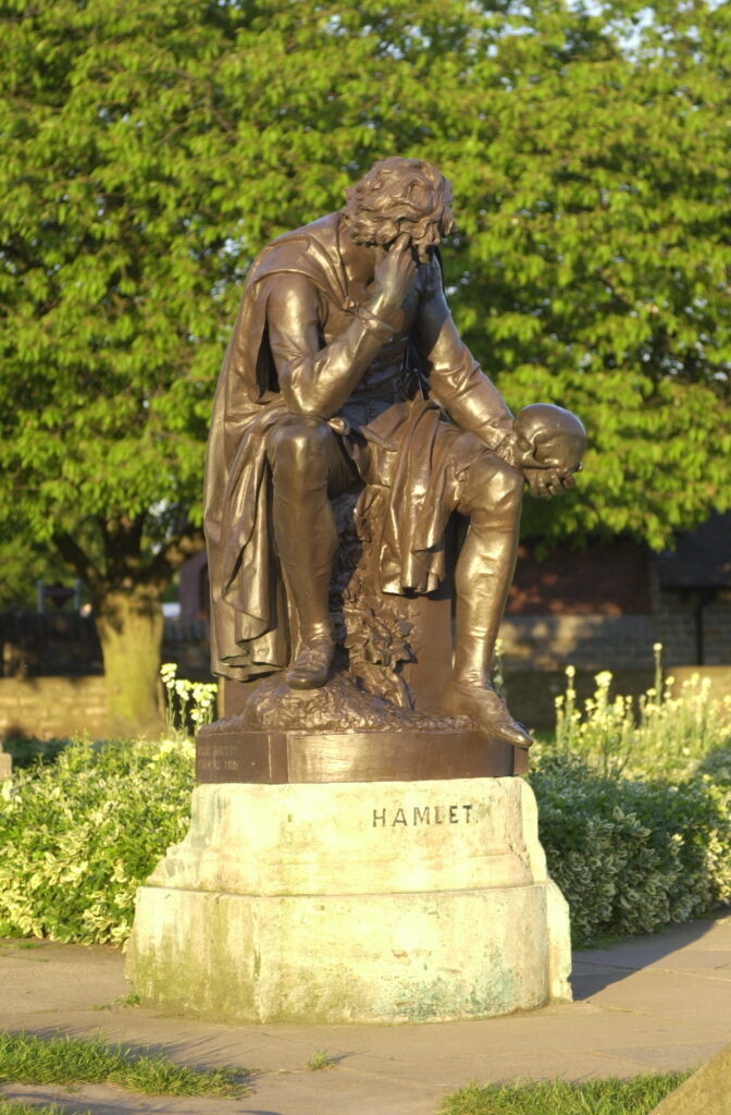 Photo of statue of Hamlet with Yorick's skull in his hand