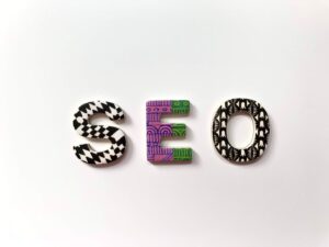 The letters SEO on a white background